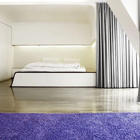 Otel Q!