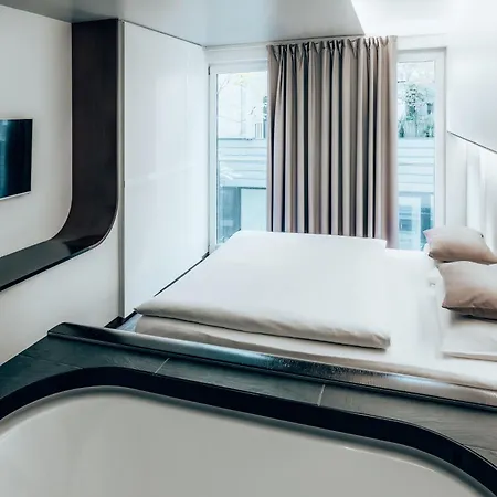 Hotel Q!