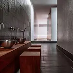Hotel Q!